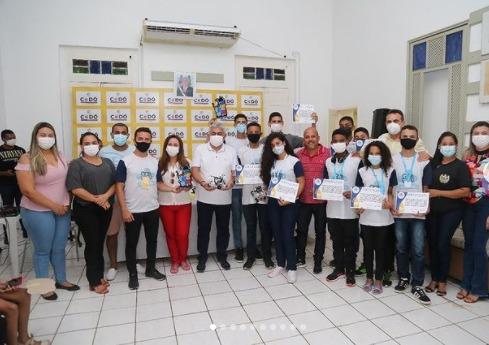 ESTUDANTES E PROFESSORES CAMPEÕES NACIONAIS NO TORNEIO DE ROBÓTICA SÃO RECEBIDOS COM GRANDE FESTA EM CODÓ