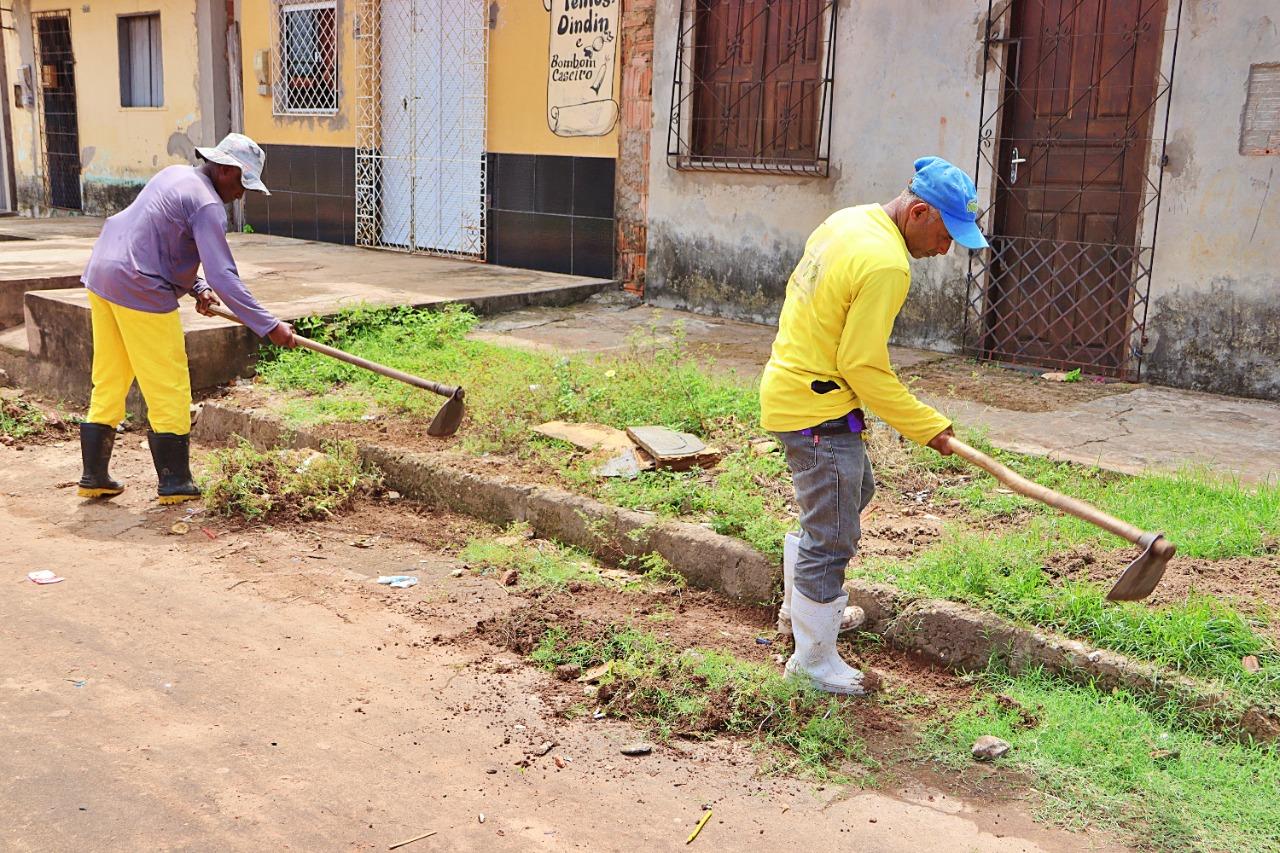 Prefeitura de Codó realiza limpeza em canais  para reduzir transtornos das chuvas no bairro Santo Antônio