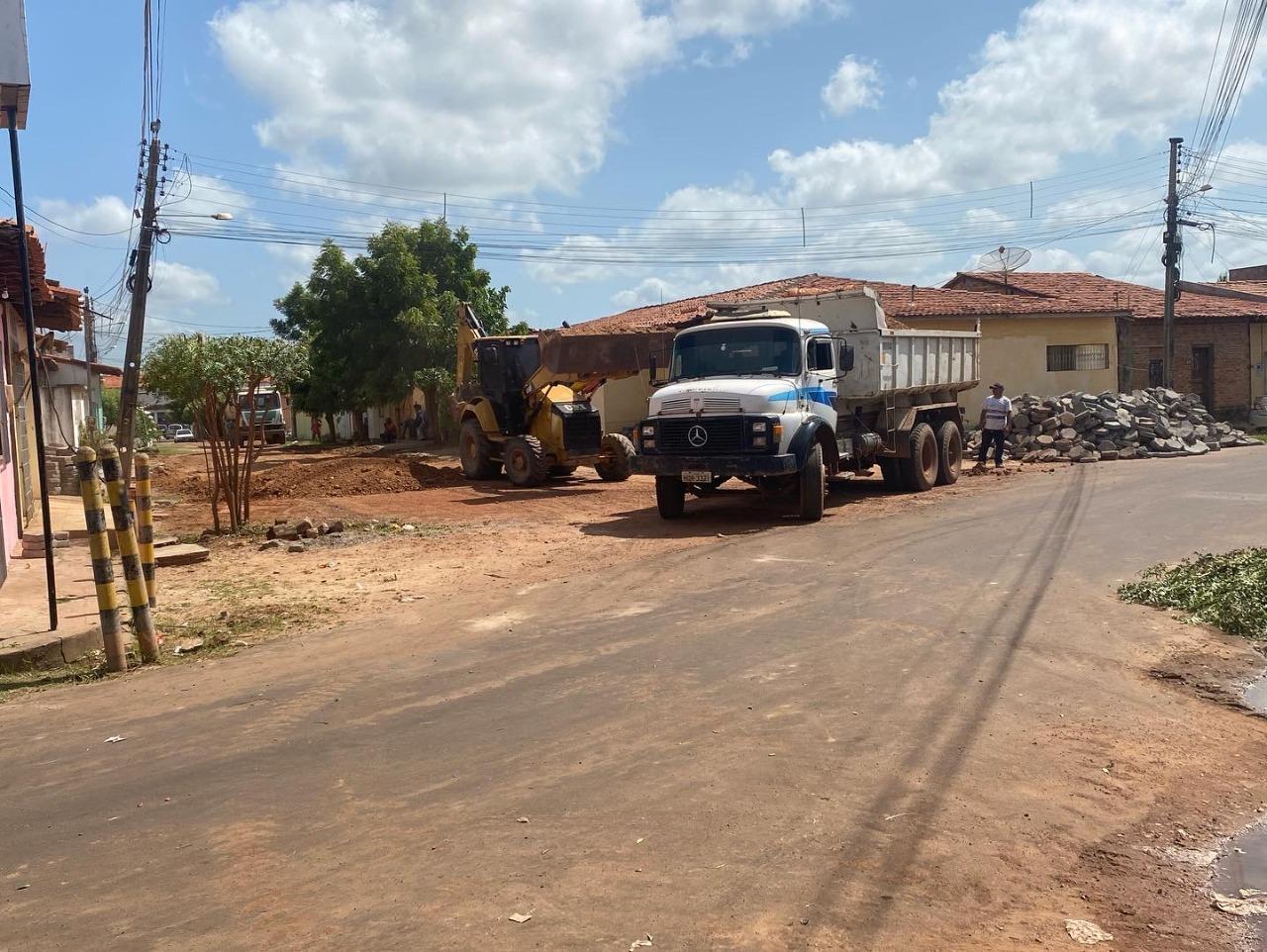 Prefeitura de Codó realiza pavimentação em bloquetes na rua Diogo Alves no bairro Santo Antônio
