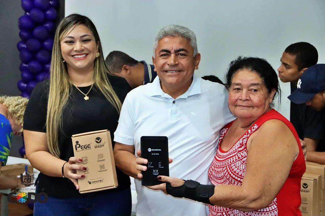Prefeitura de Codó investe em tecnologia na educação com entrega de tablets para escolas da rede municipal