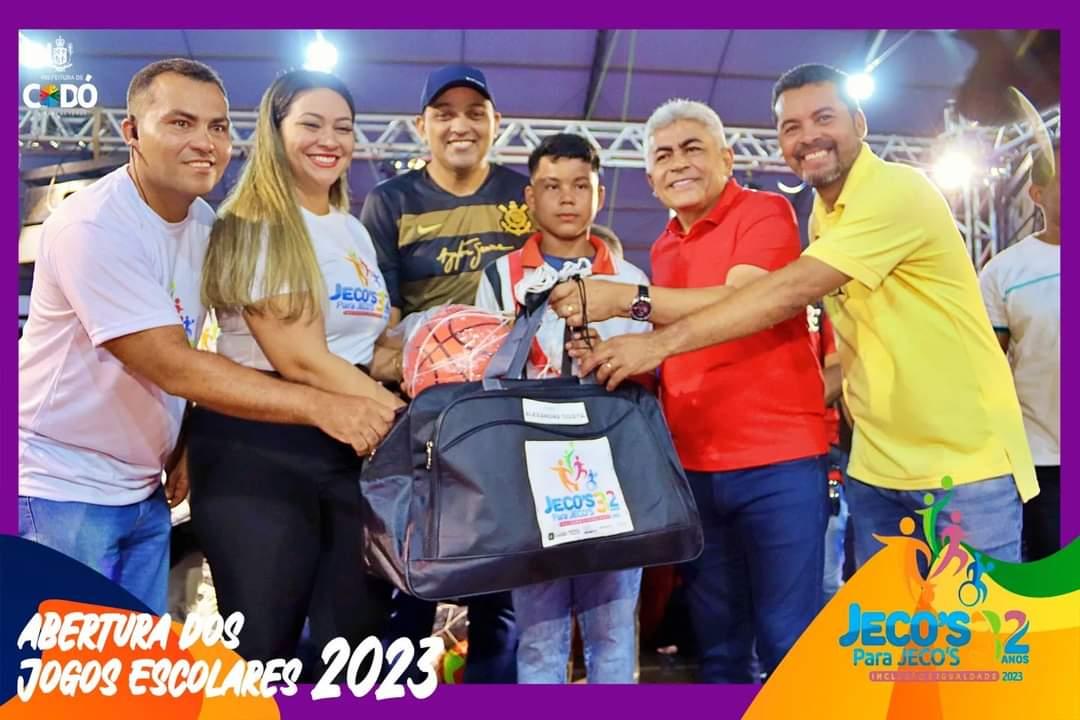 Entrega de kits esportivos durante a abertura dos Jogos Escolares fortalece o esporte escolar em Codó